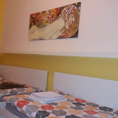 Geraeumige Zentrumsnahe Altbauwohnung Вена Экстерьер фото