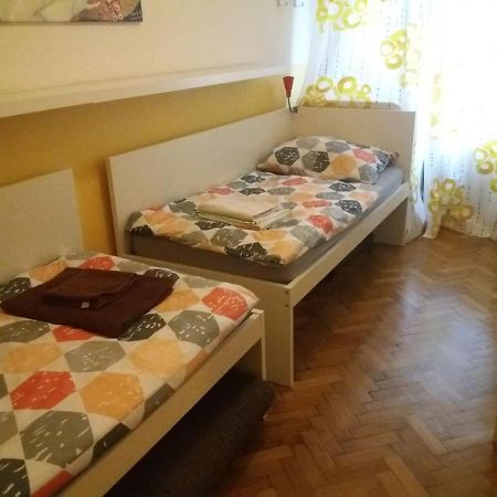 Geraeumige Zentrumsnahe Altbauwohnung Вена Экстерьер фото